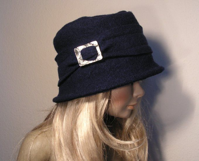 chapeau 15-6018 gris et 15-6026  bleu roy et 14-5035 marine